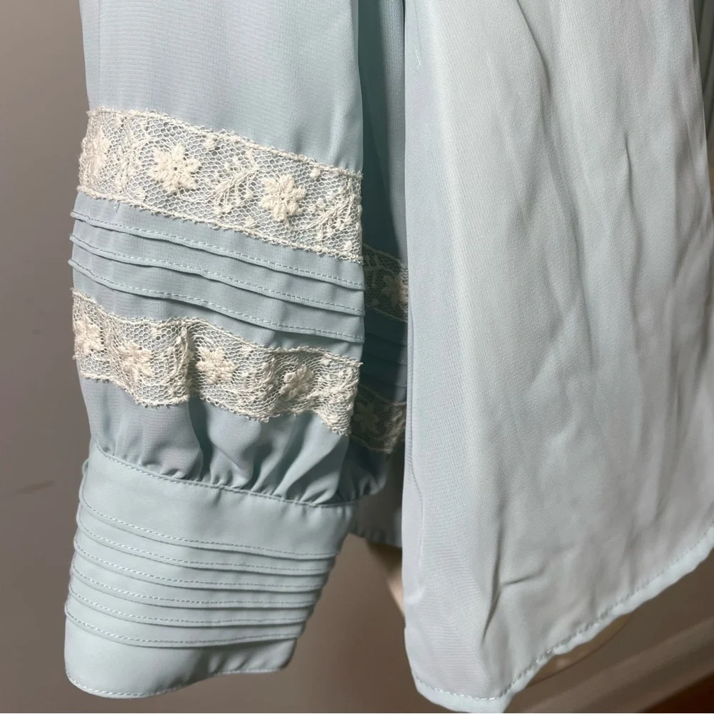 Vintage Chaus woman lace sheer blouse size Xl pale blue cream Pearl buttons - Picture 4 of 8
